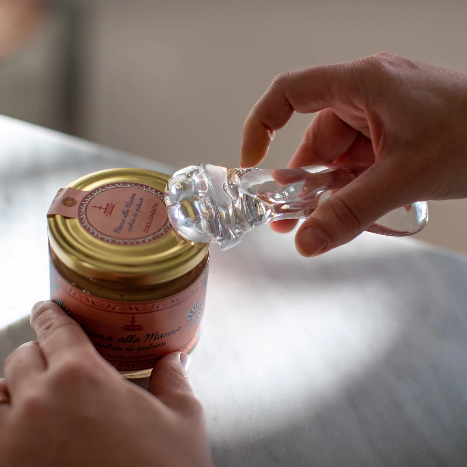 Koziol TOM - Deckelöffner In Crystal Clear 2 Koziol TOM - Deckelöffner In Crystal Clear – Bild 2