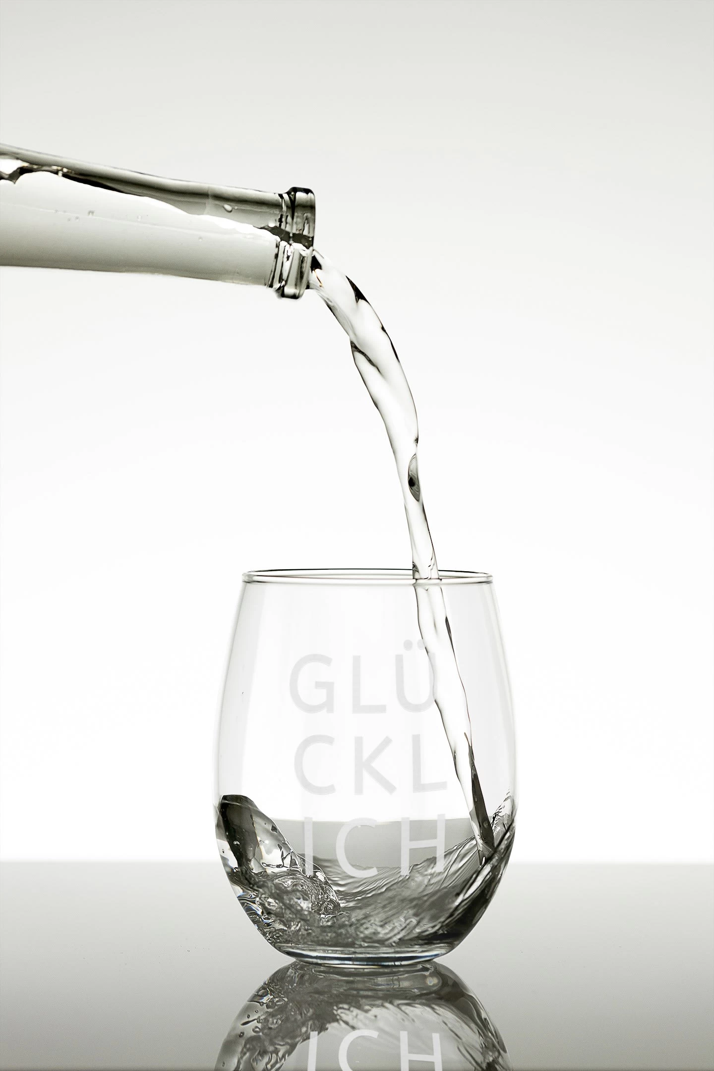 AffirmationsTrinkglas "GLÜCKLICH" Mit Hochwertiger Gravur 1 AffirmationsTrinkglas "GLÜCKLICH" Mit Hochwertiger Gravur